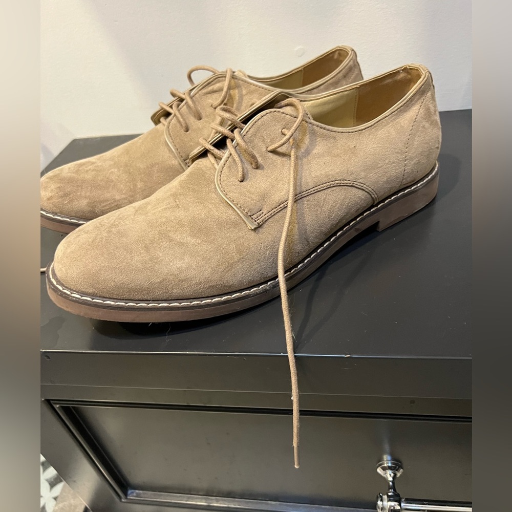 Men’s tan suede lace up casual dress shoe